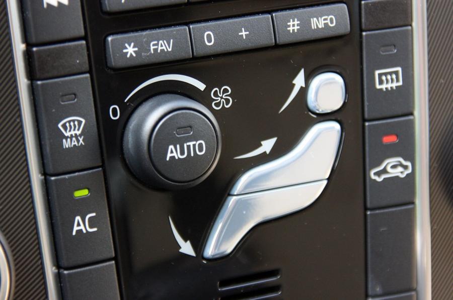  Volvo XC60 R-Design 2012 года  (фото 15 из 90)